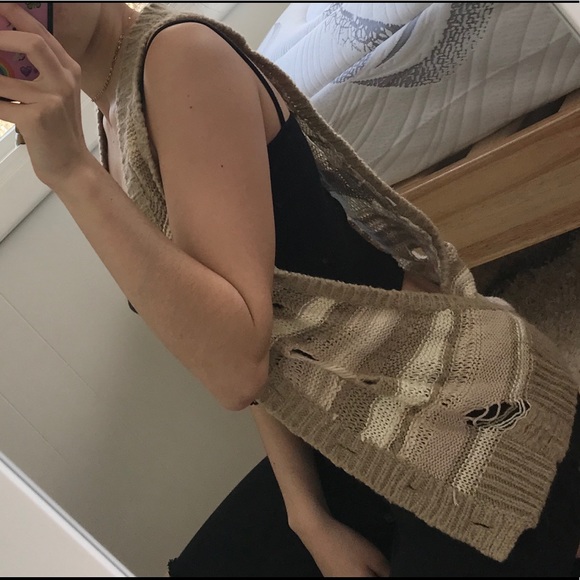 🧚‍♀️Lil cardigan w holes in it🧚‍♀️ - Picture 4 of 4